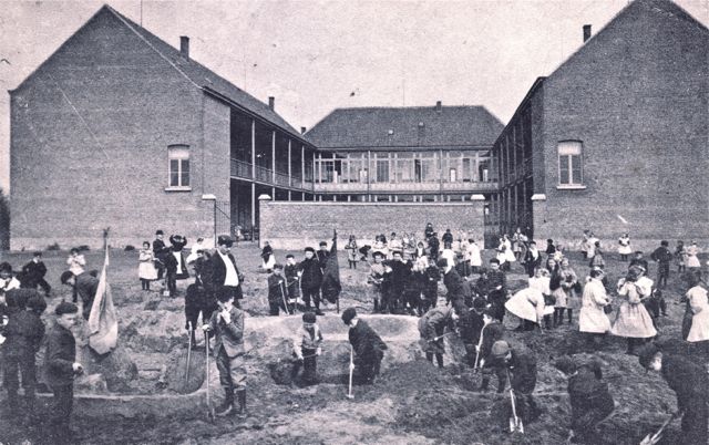 Een verplicht vak bij ons op school: gouddelven. Iedereen gebuisd maar niet door het goed kunnen delven.